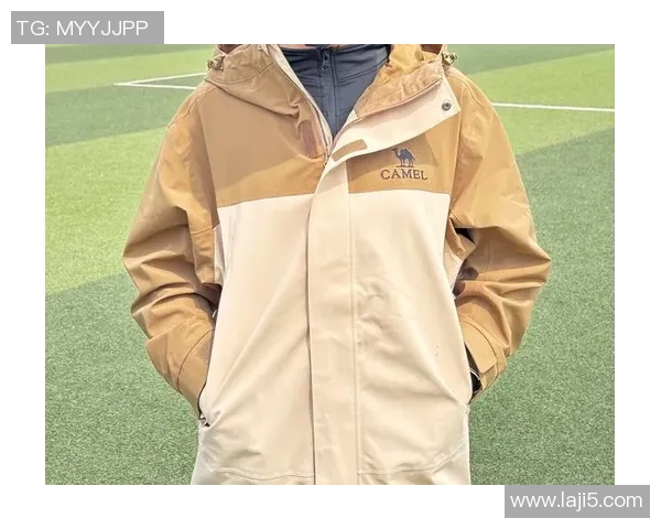 足球球星穿搭冲锋衣展现个性风采引领时尚潮流